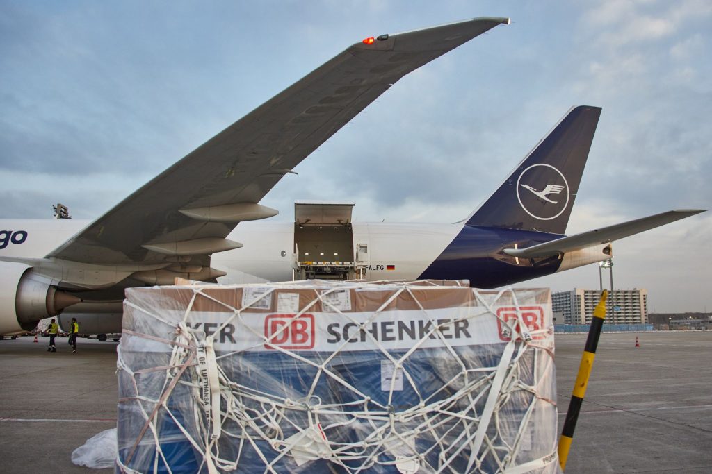 Nachhaltige Flüge zwischen Europa und Asien: DB Schenker und Lufthansa Cargo starten regelmäßige CO2-neutrale Frachtverbindung
