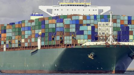 Das Containerschiff CSCL Indian Ocean auf der Elbe