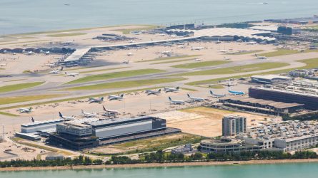 Seit 1998 steht der Hong Kong International Airport auf der Insel Chek Lap Kok. Heute ist er der größte Frachtflughafen der Welt. © kraskoff / Adobe Stock