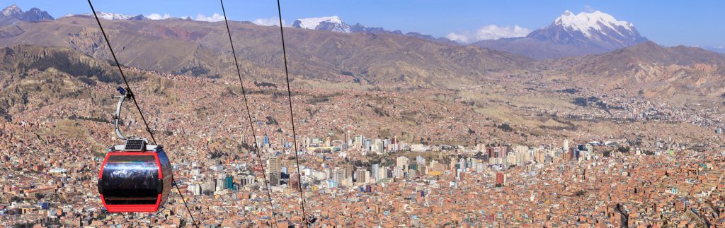 Mit der Seilbahn in La Paz entschwebt man fast lautlos dem täglichen Stau. Fantastische Aussicht inklusive. ©Adobe Stock sunsinger