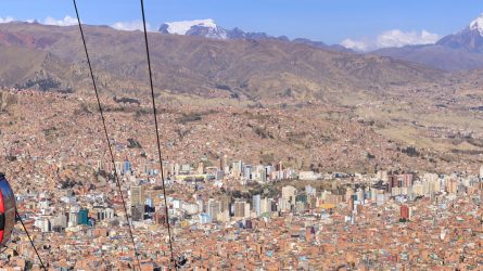 Mit der Seilbahn in La Paz entschwebt man fast lautlos dem täglichen Stau. Fantastische Aussicht inklusive. ©Adobe Stock sunsinger