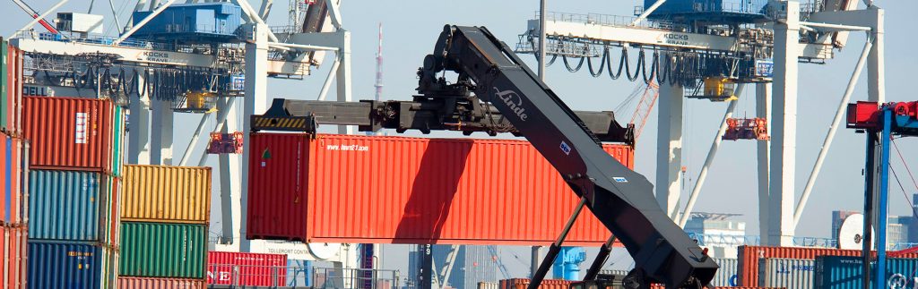 Im Hamburger Rosshafen-Terminal werden LCL-Sendungen „gesammelt“ und anschließend weltweit per Seefrachtcontainer verschifft. © DCP