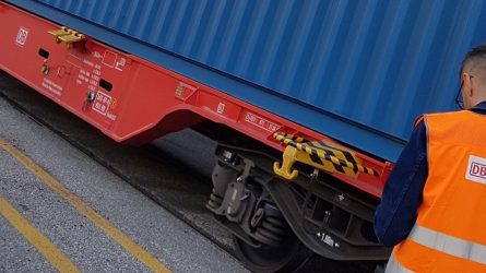 Ein DB Schenker-Mitarbeiter prüft Dokumente der Fracht. Mit reibungslosen Prozessen verkürzt der Logistiker die Transportdauer der Fracht auf nur noch 15 Tage. © DB Schenker