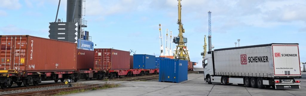 Bahn, Schiff und Lastwagen: Im Seehafen Rostock treffen alle zusammen, um medizinische Schutzausrüstung nach Europa zu bringen. © O.Lang / DB Cargo