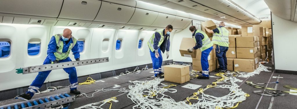 Die Corona-Pandemie hat die Lieferketten weltweit durcheinandergebracht. Mit ungewöhnlichen Lösungen sicherten die Logistiker den Nachschub ihrer Kunden. Zum Beispiel durch den Umbau von Passagier- zu Frachtflugzeugen. © DB AG