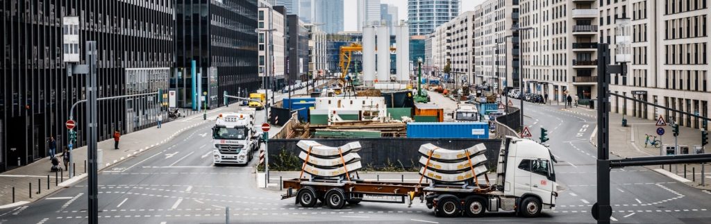 Schwerstarbeit: DB Schenker transportiert übergroße Betonbauteile durch Frankfurts Innenstadt zur Baustelle der U5. © Michael Neuhaus/DB Schenker