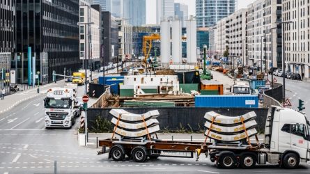 Schwerstarbeit: DB Schenker transportiert übergroße Betonbauteile durch Frankfurts Innenstadt zur Baustelle der U5. © Michael Neuhaus/DB Schenker