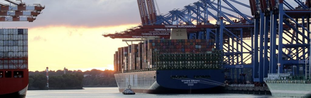 Die HMM Algeciras ist mit einer Ladekapazität von 23.964 TEU das größte Containerschiff der Welt. © picture alliance / Laci Perenyi