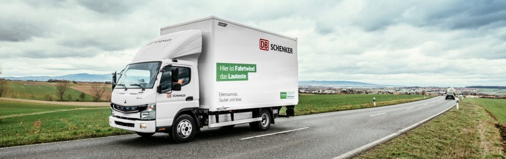 DB Schenker verfolgt eine ehrgeizige Nachhaltigkeitsstrategie: für emissionsfreie Logistik in den Städten zum Beispiel wird die Flotte der FUSO eCanter erweitert. © Michael Neuhaus/DB Schenker