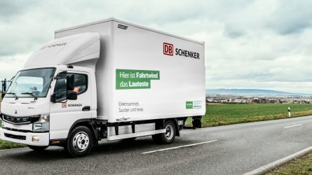 DB Schenker verfolgt eine ehrgeizige Nachhaltigkeitsstrategie: für emissionsfreie Logistik in den Städten zum Beispiel wird die Flotte der FUSO eCanter erweitert. © Michael Neuhaus/DB Schenker