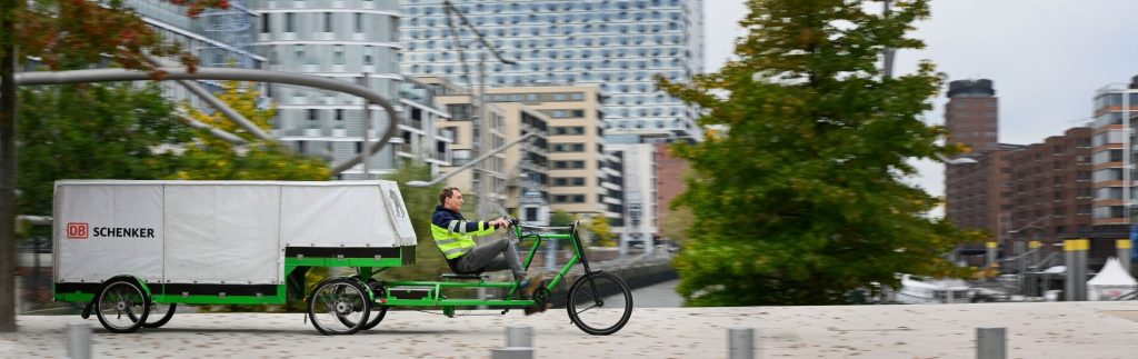 Das XXL-Lastenbike befördert drei Paletten mit einem Gesamtgewicht von bis zu 500 Kilogramm. © DB Schenker / Max Lautenschläger