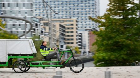 Das XXL-Lastenbike befördert drei Paletten mit einem Gesamtgewicht von bis zu 500 Kilogramm. © DB Schenker / Max Lautenschläger