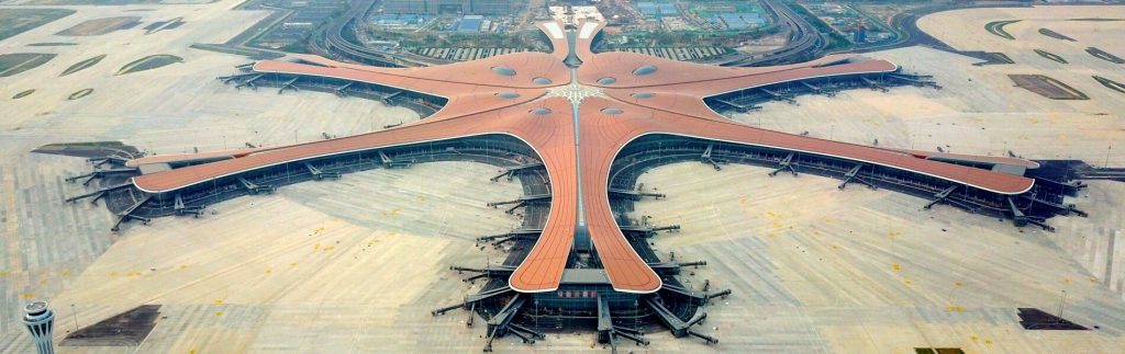 Beijing Daxing Airport – das größte Terminal der Welt. 2040 sollen acht Start- und Landebahnen in Betrieb sein. © picture alliance / Xinhua News Agency | Zhang Chenlin