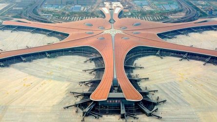 Beijing Daxing Airport – das größte Terminal der Welt. 2040 sollen acht Start- und Landebahnen in Betrieb sein. © picture alliance / Xinhua News Agency | Zhang Chenlin