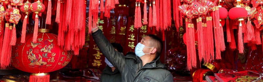 Für das Neujahrsfest reisen hunderte Millionen Chinesen zu ihren Familien. Die Fabriken schließen, die Lieferketten pausieren. © picture alliance/dpa/HPIC | -