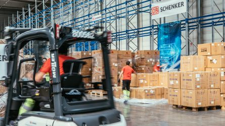 Die eingetroffene Ware aus China wird für den Weitertransport vorbereitet. © DB Schenker