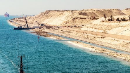 Täglich passieren rund 50 Schiffe den Suezkanal. Die Wasserstraße durch die Wüste erlaubt 20 Meter Tiefgang. © stock.adobe.de/ Rangzen