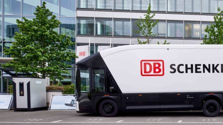 Markantes Profil: Der Volta Zero-Lkw vor dem DB Schenker Office in Frankfurt am Main. © DB Schenker / Christian Huhn