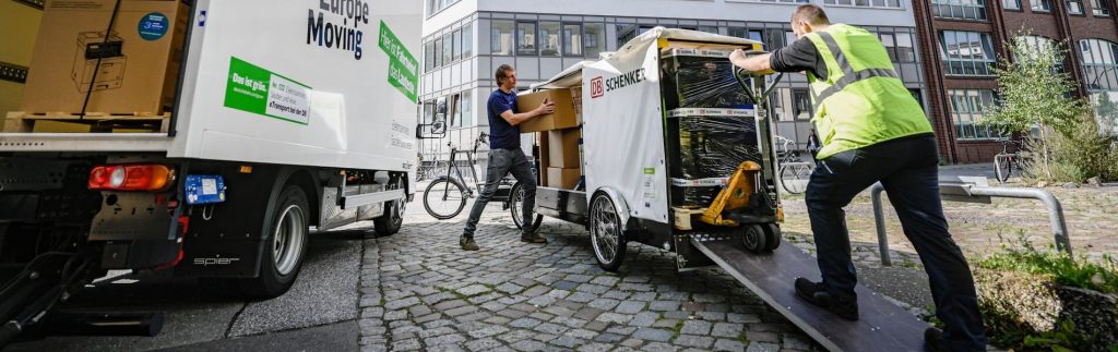 Umschlag in Hamburg Altona: Die Fracht wird vom eCanter auf das Lastenrad getragen. © DB AG/Max Lautenschläger