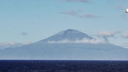 Die Vulkaninsel Tristan da Cunha hat keinen Flughafen – sie ist nur über eine fünf- bis zehntägige Schiffspassage aus Kapstadt zu erreichen. © stock.adobe.de/ Peter