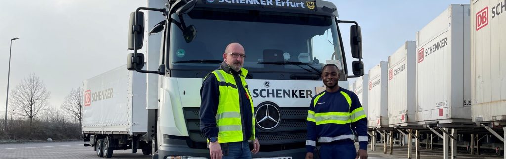 Mit Ehrgeiz und einem klaren Ziel vor Augen: Kingsley Igbinovia (rechts) hat es geschafft und ist nun Lkw-Fahrer in Erfurt. Hier mit Fuhrparkleiter Maik Ziegan. © DB Schenker
