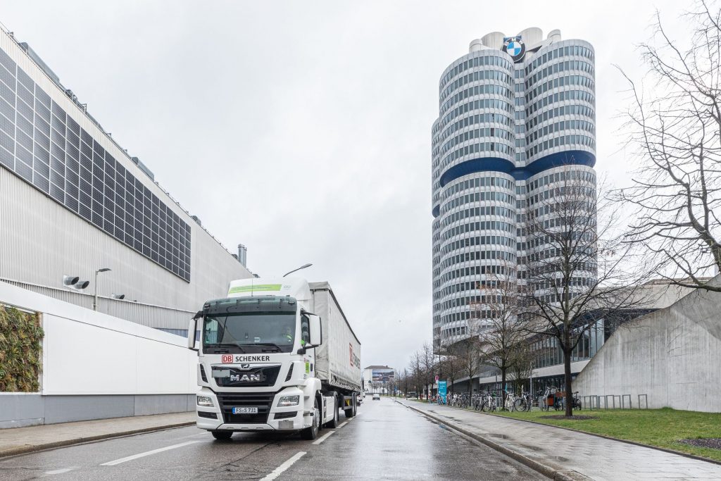 •	Kunden bei der Umsetzung ihrer Nachhaltigkeitsziele unterstützen. Wie DB Schenker dies mit Technologie und Investitionen tut, zeigt unsere Kooperation mit der BMW Group in München.