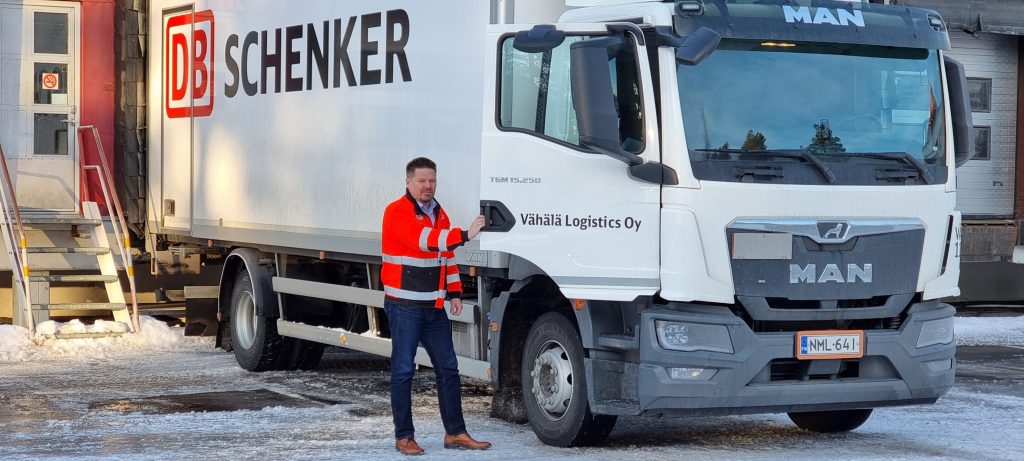 Markku Rautio seisoo DB Schenkerin kuorma-auton vieressä