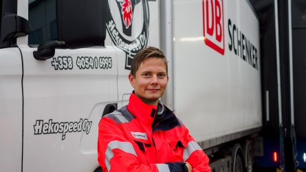Eero Korpinen seisoo DB Schenkerin tarroilla varustetun Hekospeed Oy:n ajoneuvon edessä.