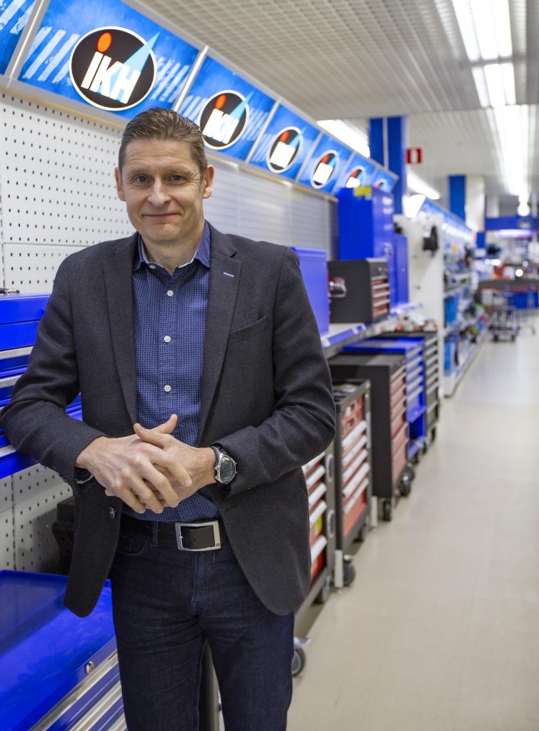 IKH:n toimitusjohtaja Matti Vainiopää seisoo IKH:n myymälässä hyllyn edessä.