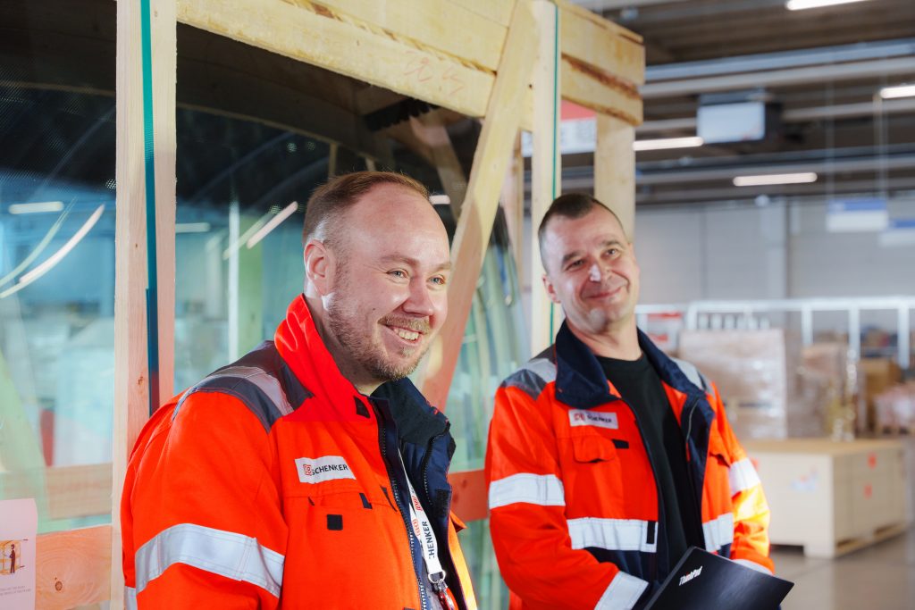 DB Schenkerin terminaalipäällikkö Juha Tuominen ja kuljettaja Marko Tuovinen hymyilevät ohi kamerasta.