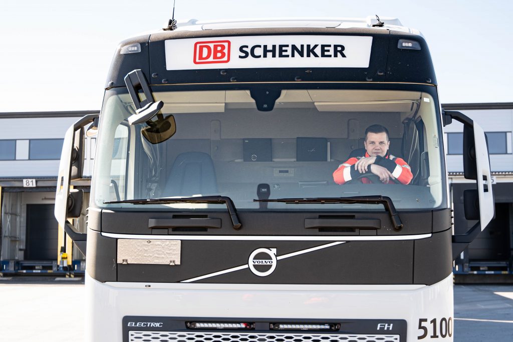Kuljettaja istuu DB Schenkerin täyssähköisen HCT-yhdistelmän kopissa