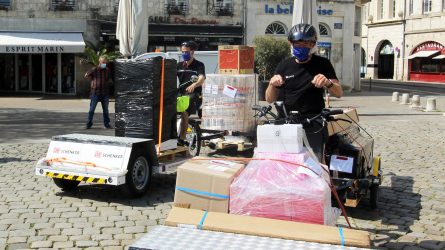 livraison en vélo-cargo dans les ruelles de la Rochelle