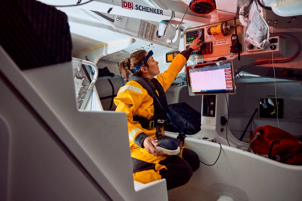 Susanne Beucke à l'intérieur de son bateau lors de La Solitaire du Figaro 2022