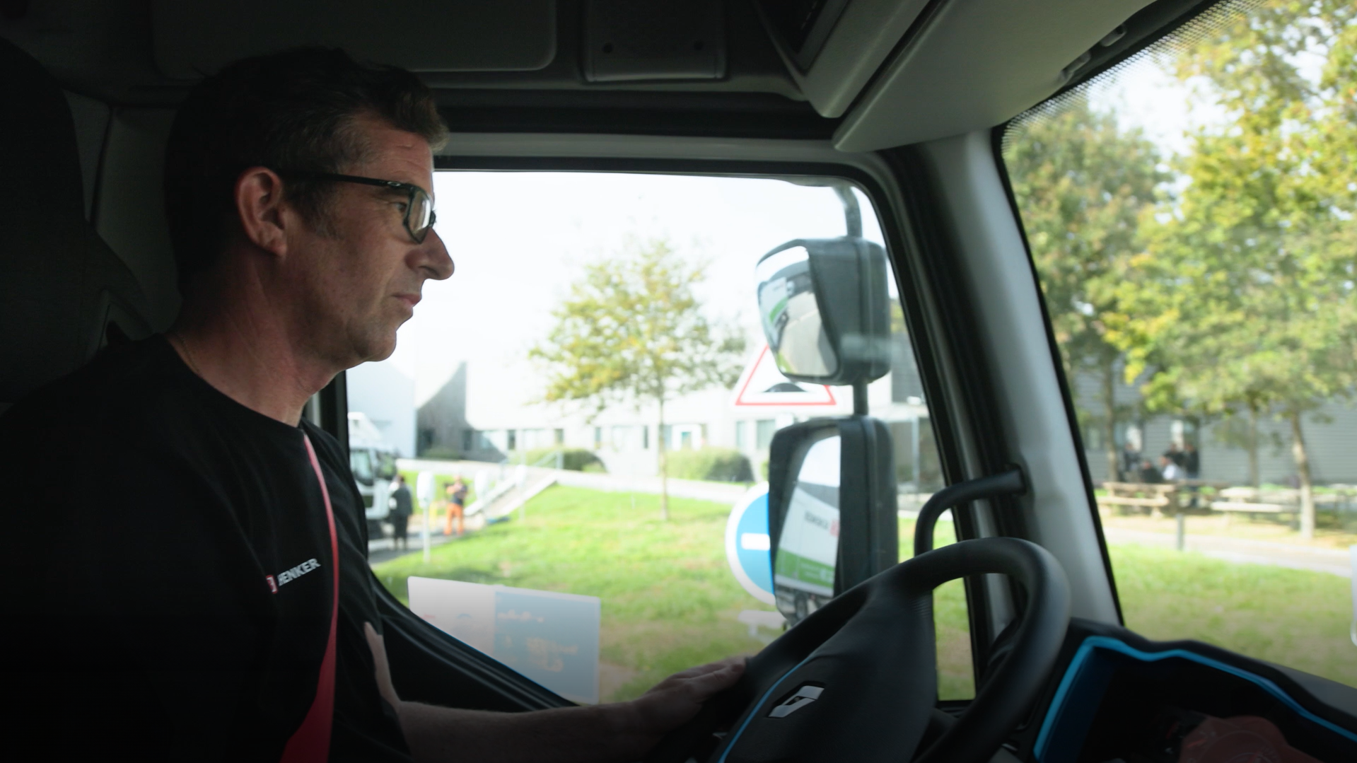 Mickael Smith, personne en situation de handicap au volant de son camion électrique Renault Trucks