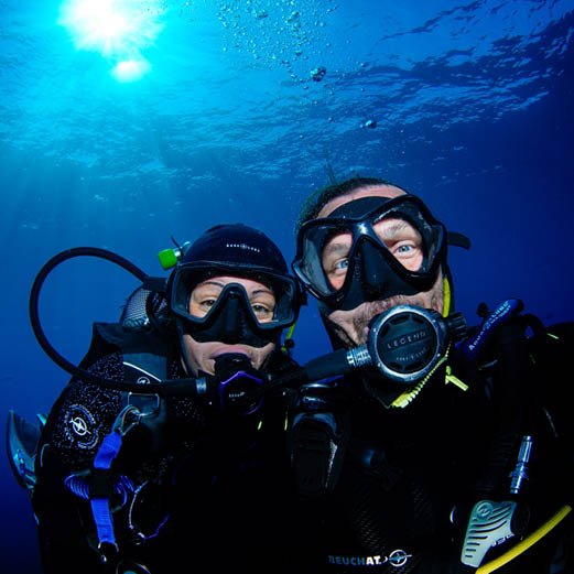 Avec son binôme en plongée sous-marine