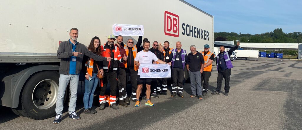 Xavier Anfrey, qui se prépare pour participer au Trail du Bourbon qui pose avec les équipes de son agence