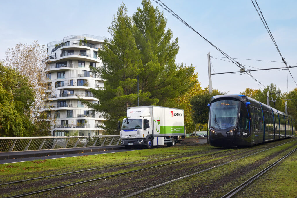 Renault Trucks e-Tech D dans le centre ville de Montpellier pour la décarbonation de Schenker France