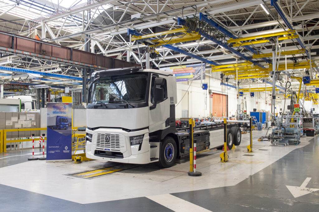 Renault Trucks e-Tech T sur une ligne de production commandé par Schenker France dans son objectif de décarbonation