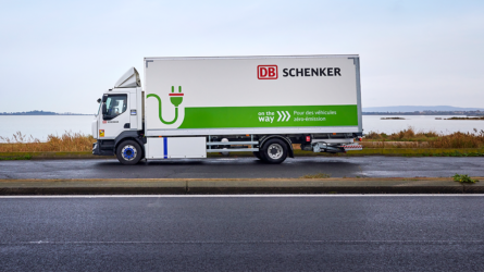 Couverture de l'article de Schenker France à propos de Renault Trucks et de son objectif de décarbonation