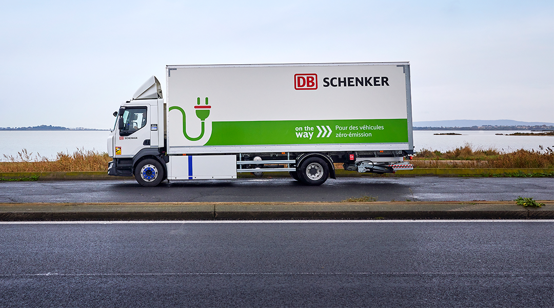 Couverture de l'article de Schenker France à propos de Renault Trucks et de son objectif de décarbonation