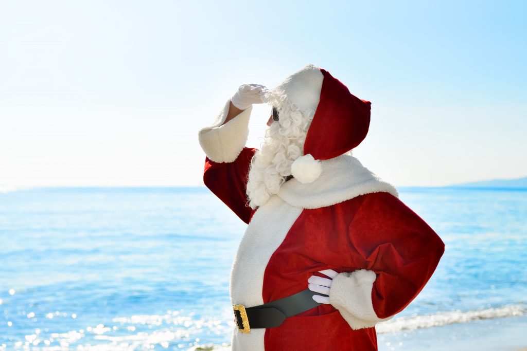 Mikołaj, Mikołaj na plaży, Mikołaj wypatrujący czegoś w oddali