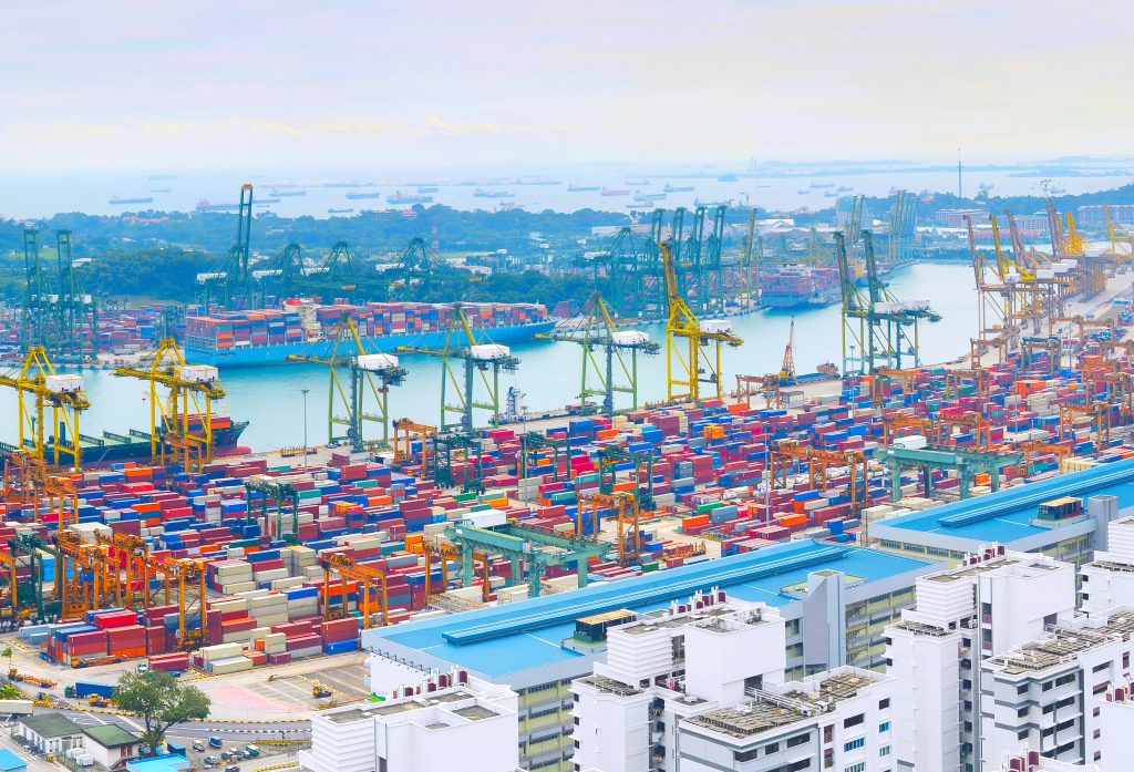 Port w Singapurze, transport morski,
transport oceaniczny, frachtowiec, kontenery, żurawie