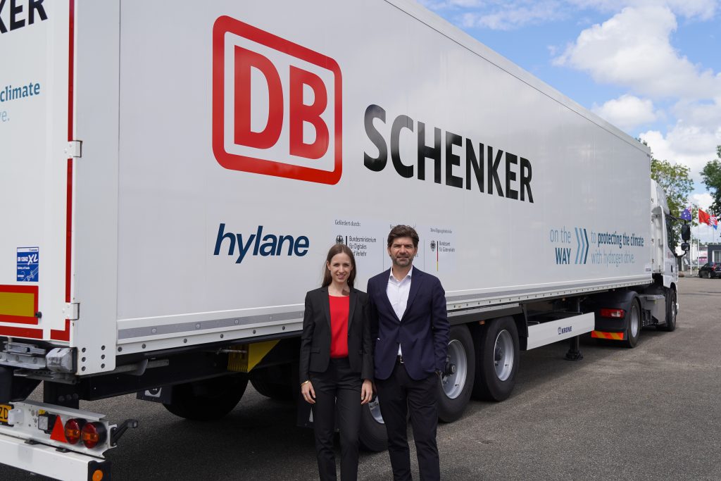 DEVK/hylane i DB Schenker rozpoczęły współpracę dwa lata temu.
Helmut Schweighofer
Sara Schiffer
