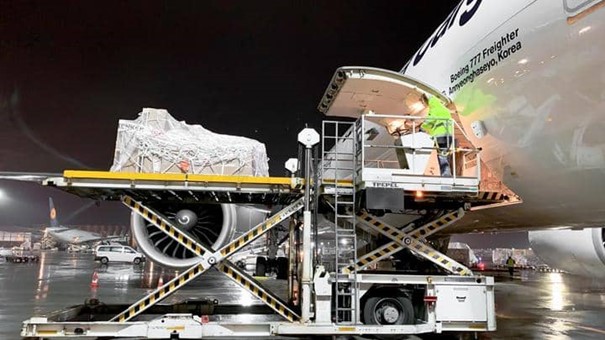 Ładunek eksportowy DB Schenker jest ładowany na samolot we Frankfurcie w drodze do Hongkongu. (Picture credit: DB Schenker / Mario Arnold)