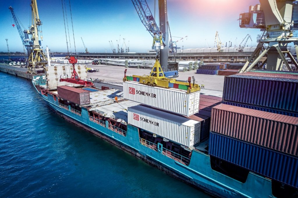  Jeśli czas nie odgrywa kluczowej roli, importerzy lub eksporterzy towarów z Dalekiego Wschodu czy też do USA, wybiorą zapewne transport morski.