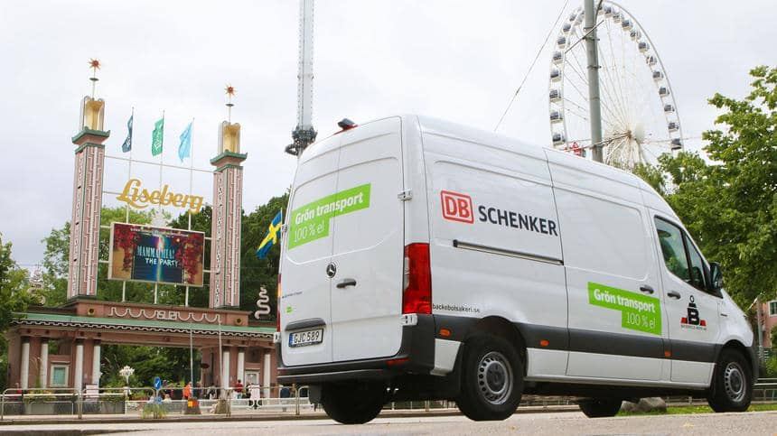 En postbil med DB Schenker-logo står parkerad framför Lisebergsentrén.