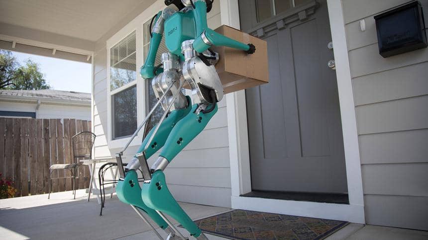 En stor robot på bakbenen levererar ett brunt paket vid en låst ytterdött. 