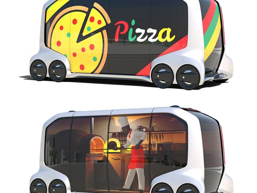 En futurisktisk budd med stor pizza-logo över hela bussen på framsidan och en bild på en pizzabagare på bussens baksida.