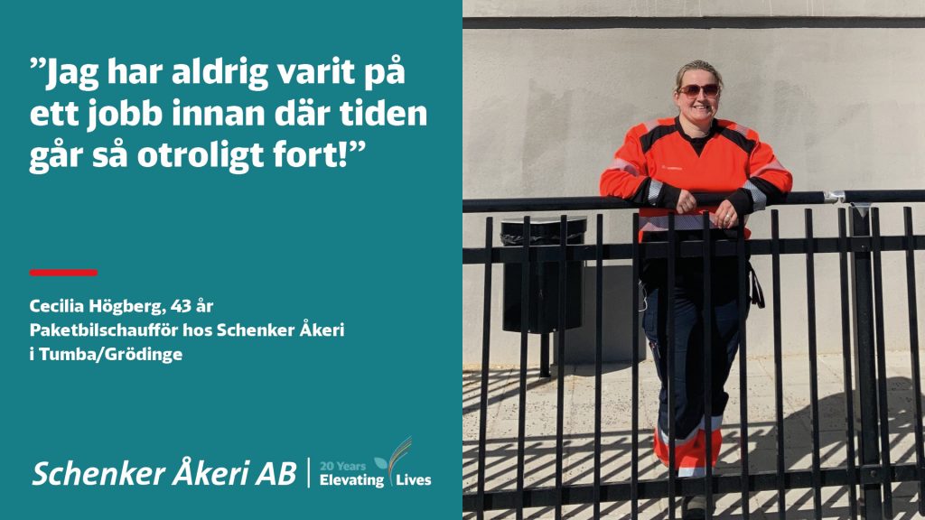Leende, kvinnlig chaufför klädd i orangea Schenker Åkeri-kläder